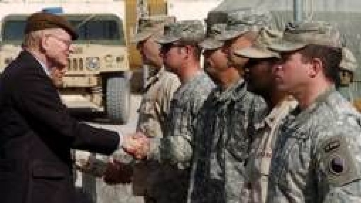 El embajador de EE.UU., Ronald E. Neumann, saluda a las tropas de la Otan desplegadas en Farah
