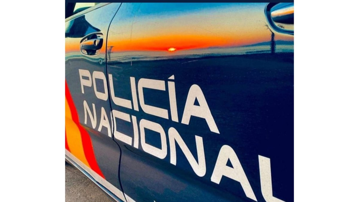Coche de la policía nacional de León. DL