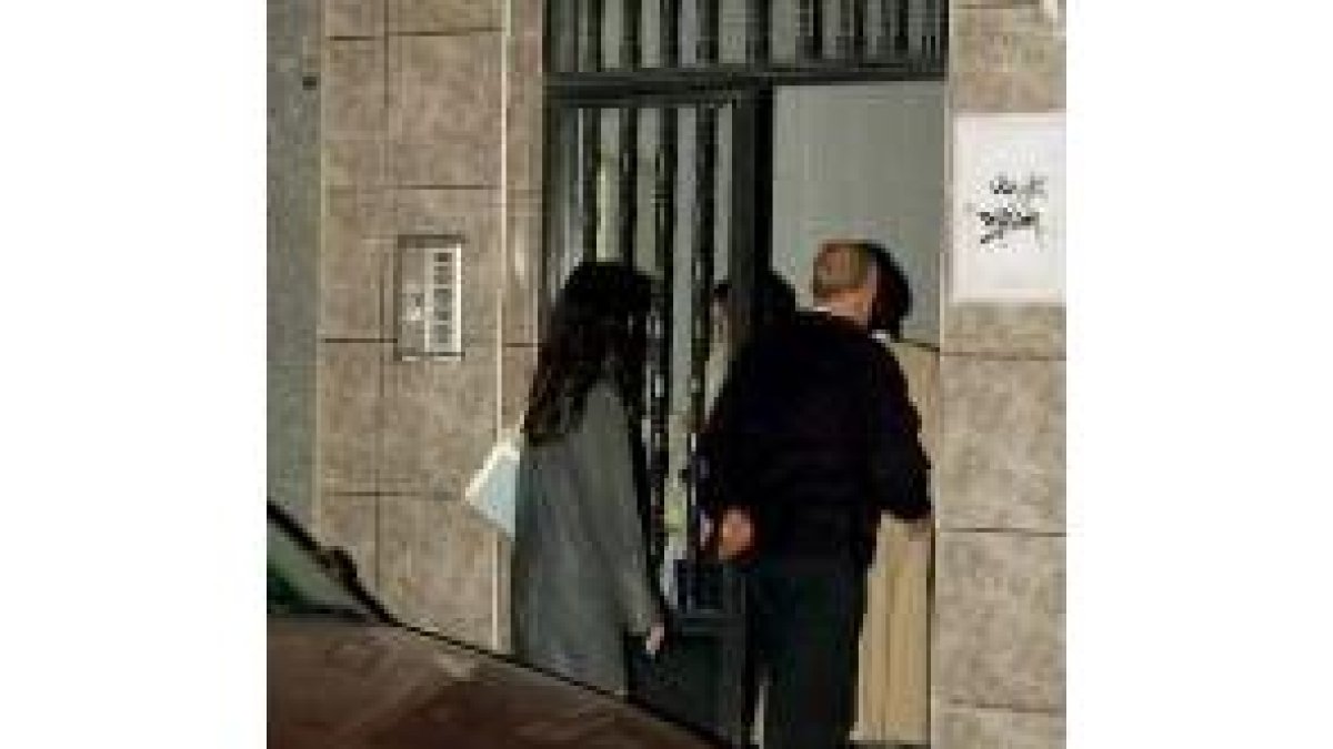 Portal de acceso a la vivienda donde apareció el cadáver del sacerdote