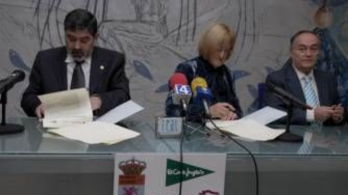 Ángel Penas, María Luisa Marcos y Juan Ramón Jiménez durante la firma del convenio