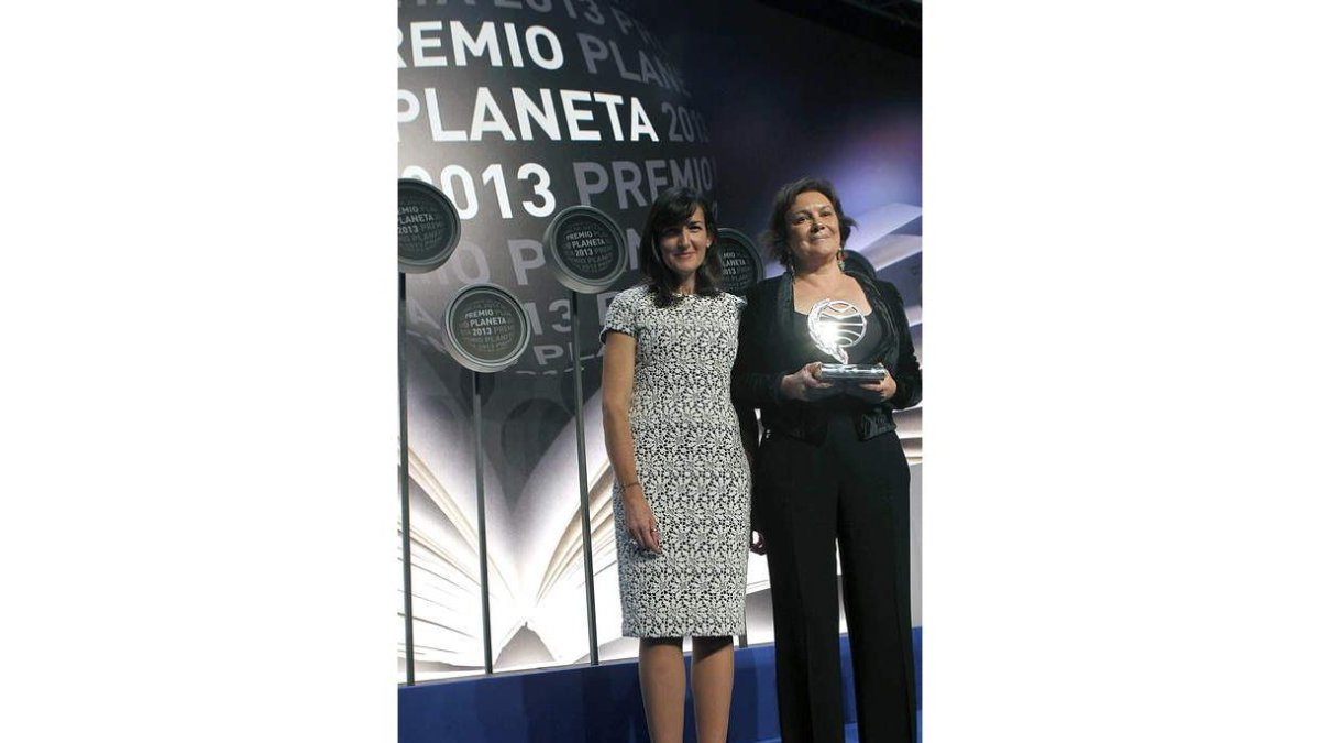 Ángeles González-Sinde y Clara Sánchez, finalista y ganadora del Premio Planeta.