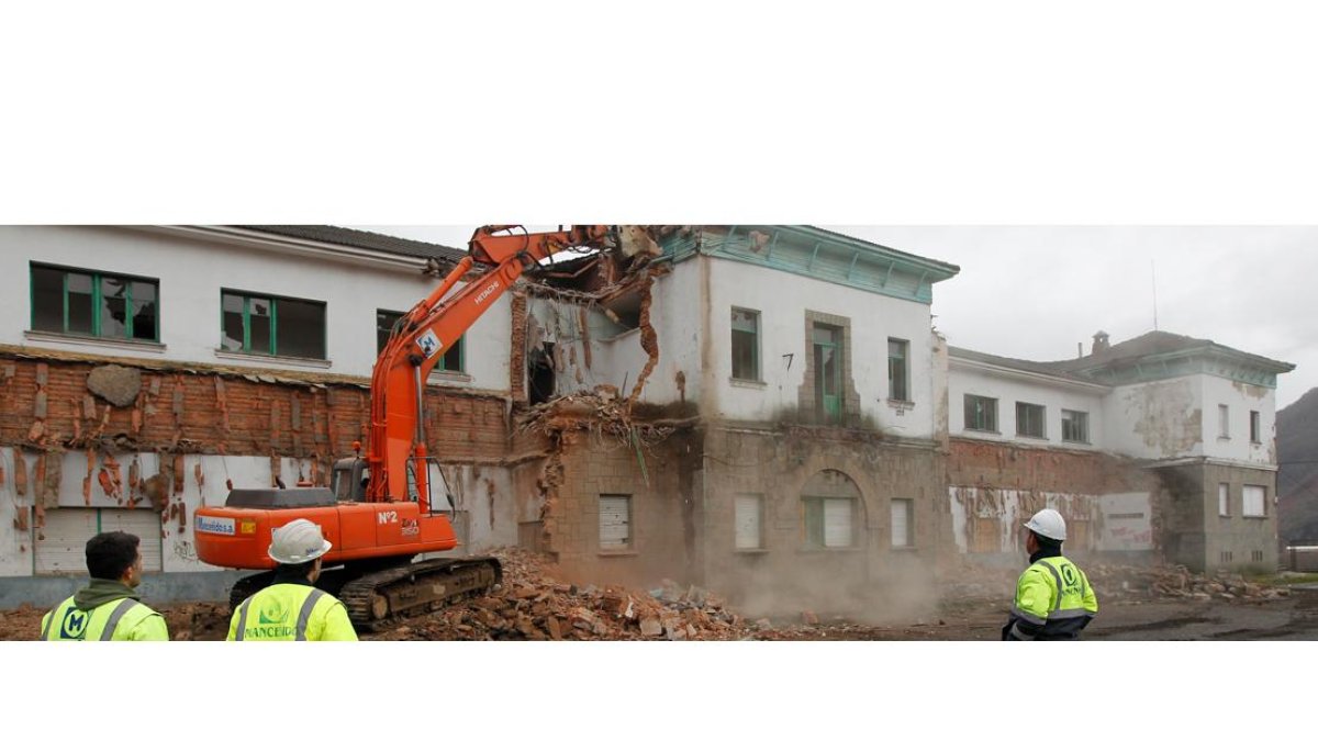 Obras de demolición de las antiguas escuelas para despejar el terreno sobre el que se iba a construir el parador. JESÚS F. SALVADORES.