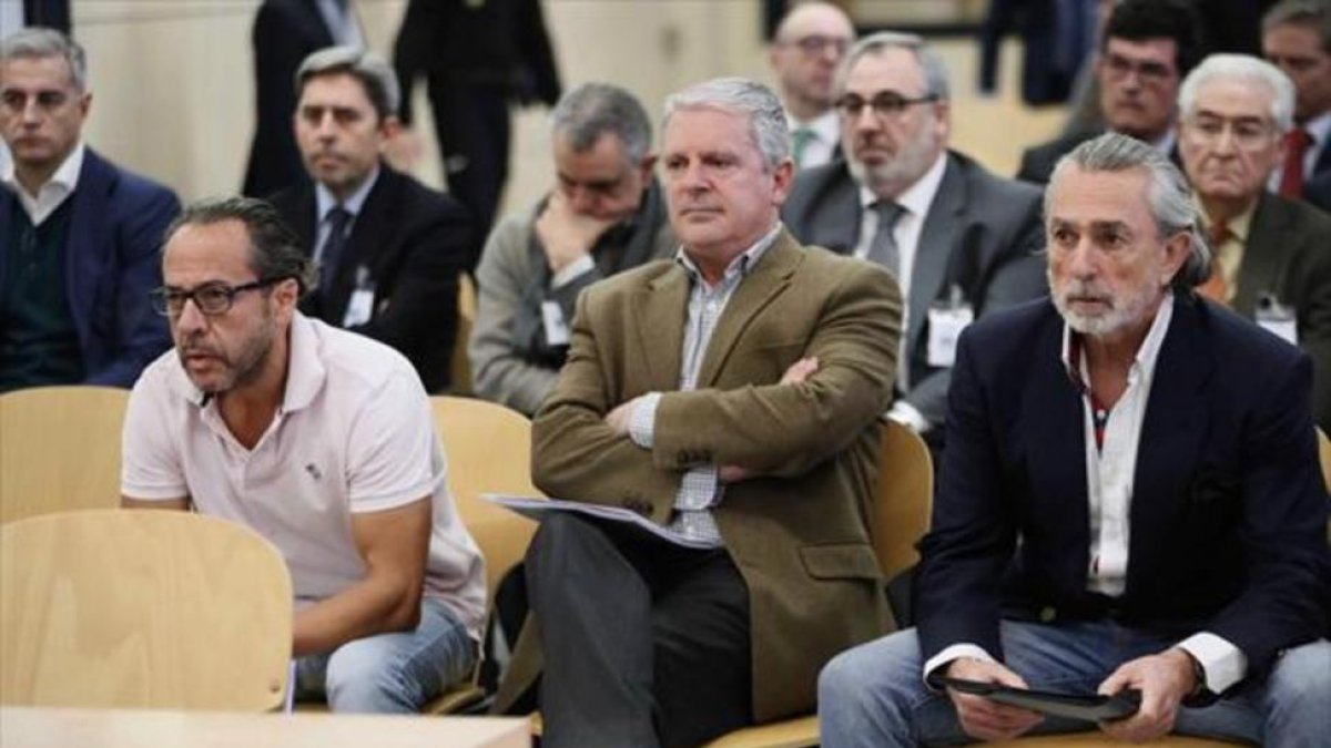 Álvaro Pérez Alonso, el Bigotes, Pablo Crespo y Francisco Correa, el lunes en el juicio por la Gürtel valenciana en San Fernando de Henares (Madrid).