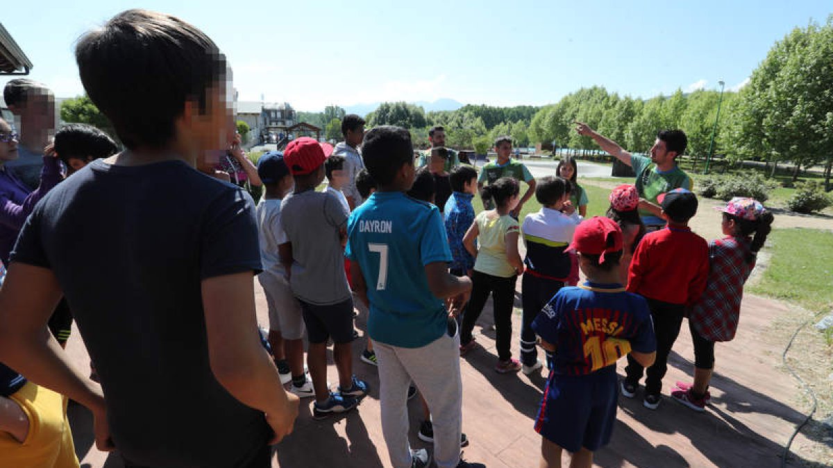 Niños participantes en la jornada lúdica de ayer. ANA F. BARREDO