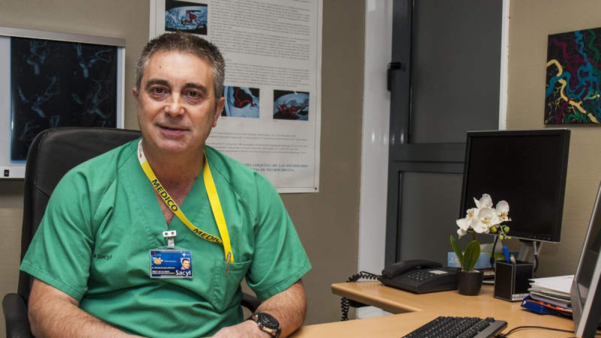 Balboa, jefe de la Unidad de Radiología Intervencionista del Caule, director del curso.