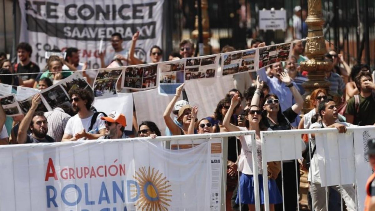 Un grupo de personas protestan contra Macri, en el exterior del Congreso, durante la inauguración del período de sesiones ordinarias, el 1 de marzo, en Buenos Aires.