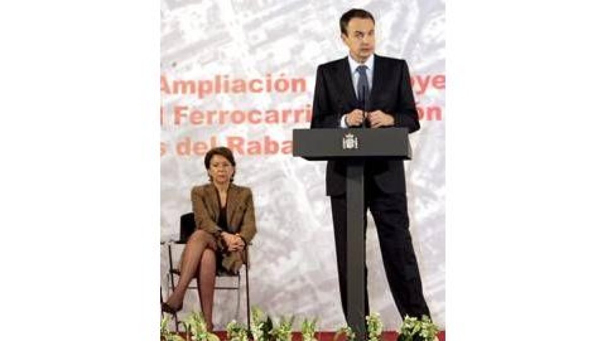 Zapatero durante su intervención, detrás la ministra Magdalena Álvarez