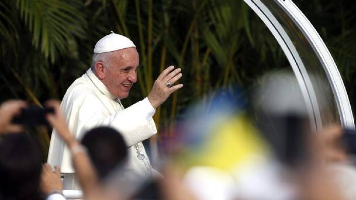 El papa Francisco, a su llegada en el pamóvil a la Plaza de la Revolución de La Habana para oficiar su primera misa en Cuba.