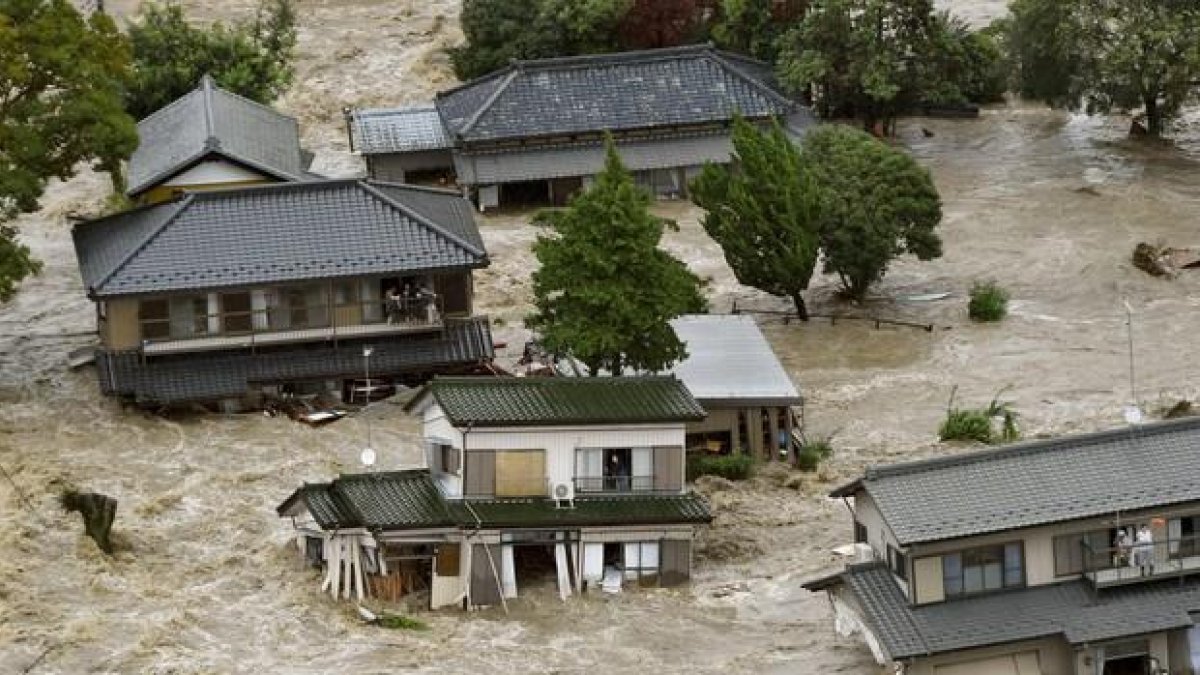 Una zona residencial completamente inundada al desvordarse el río Kinugawa por las lluvias torrenciales del tifón Etau, el la localidad de Joso de la prefactura de Ibaraki.