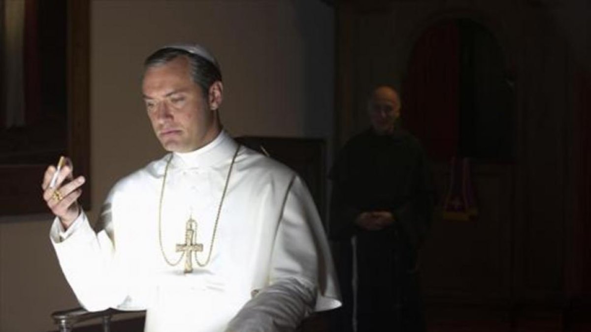 Jude Law en un fotograma de la serie 'The young pope', que emite HBO.