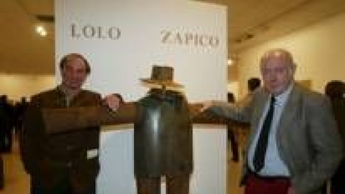 Los lacianiegos Lolo Zapico y Eduardo Arroyo, junto a uno de los «espantapájaros» típicos de Zapico