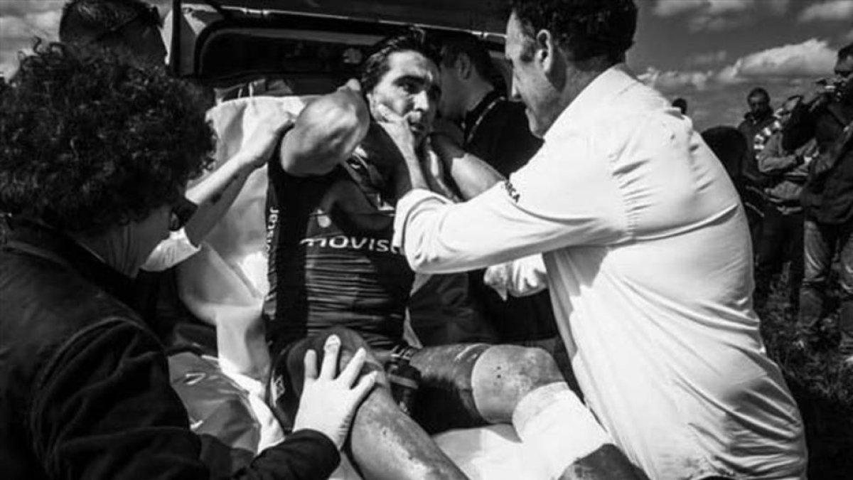 Fran Ventoso, consolado por su director García Acosta, en una ambulancia de la París-Roubaix.