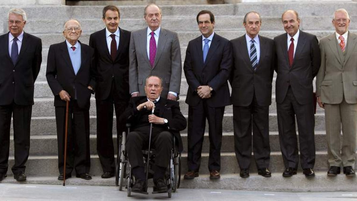 Felipe González, Carrillo, Zapatero, don Juan Carlos, Bono, Landelino Lavilla, Miquel Roca, Rojas Marcos y Manuel Fraga, en el aniversario del 23-F del 2011, una de sus últimas apariciones.
