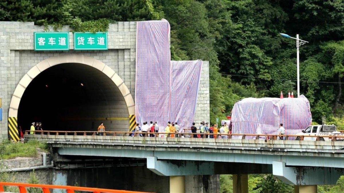 El autobús dañado fuera del túnel en Ankang