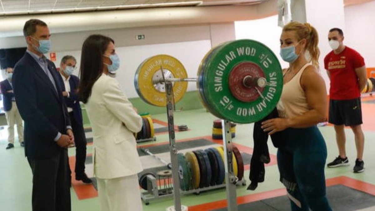 Los reyes visitan a Lydia Valentín en el Centro de Alto Rendimiento de Madrid durante un entrenamento en 2020. DL