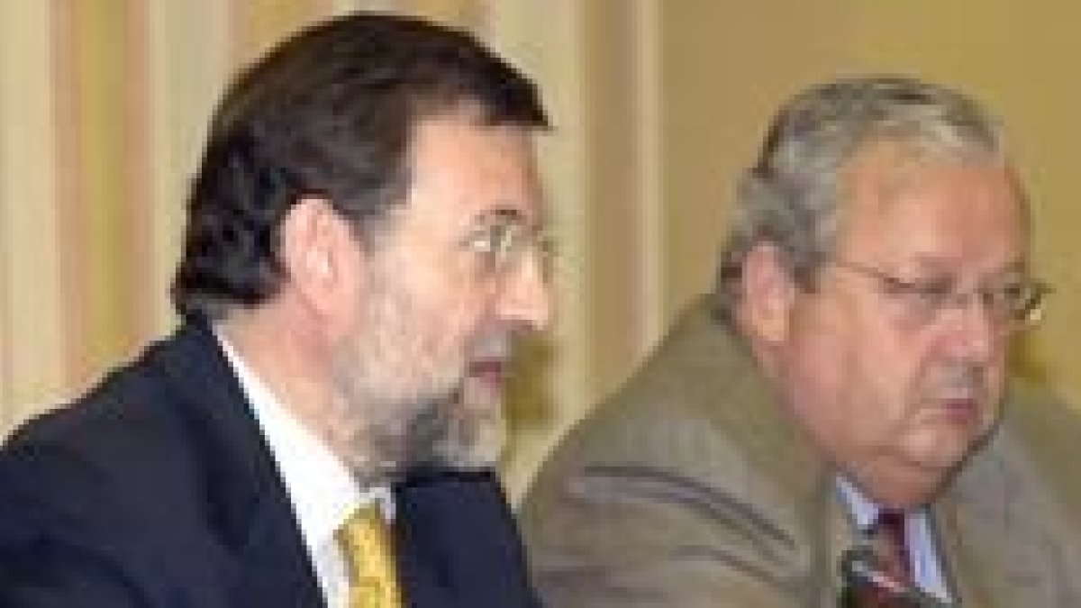 Mariano Rajoy, en su comparecencia ante Comisión Constitucional del Congreso, junto a Txiqui Benegas
