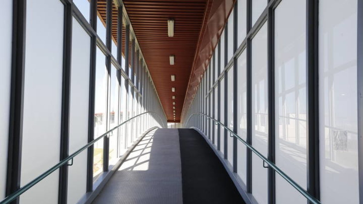 Pasarela de acceso al interior de la prisión de Villahierro. MARCIANO PÉREZ