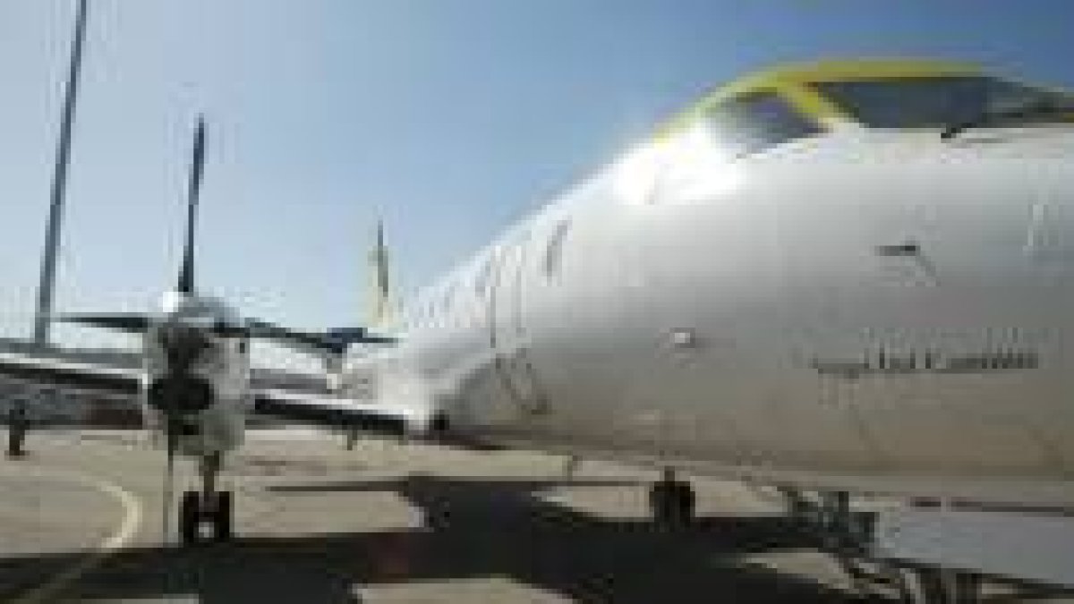 En la fotografía, el nuevo avión de Lagun Air, el «Virgen del Camino», ayer en el Aeropuerto de León