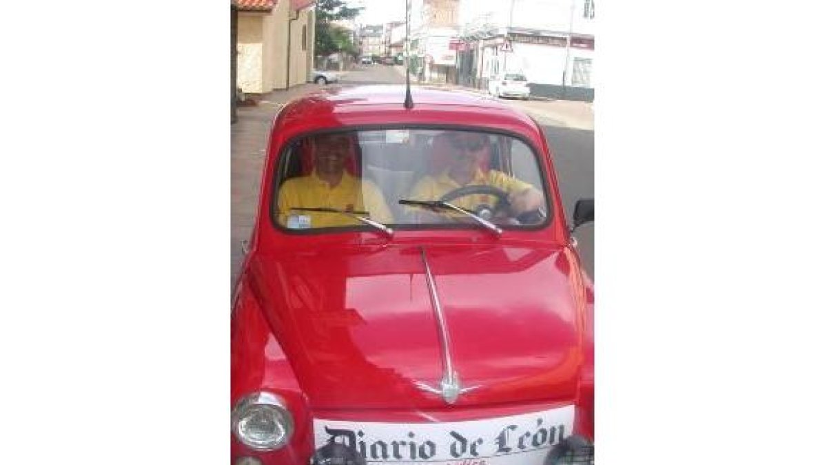 Alfredo y Felipe Carbajo en el interior de su Seat 600, en el que realizan el Camino desde ayer