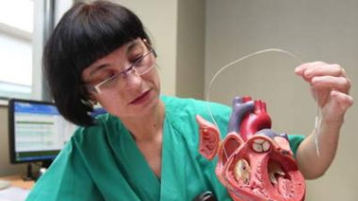 La cardióloga y electrofisióloga Mª Luisa Fidalgo explica cómo se conectan los cables del marcapasos