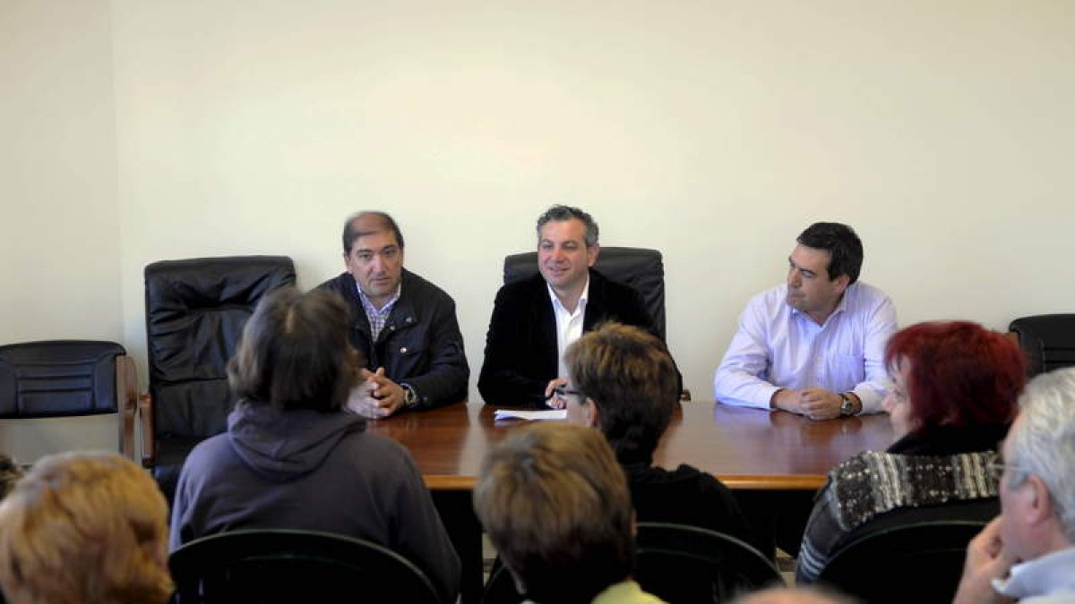 Un momento de la reunión convocada por Sen que tuvo lugar ayer en Puente Villarente.