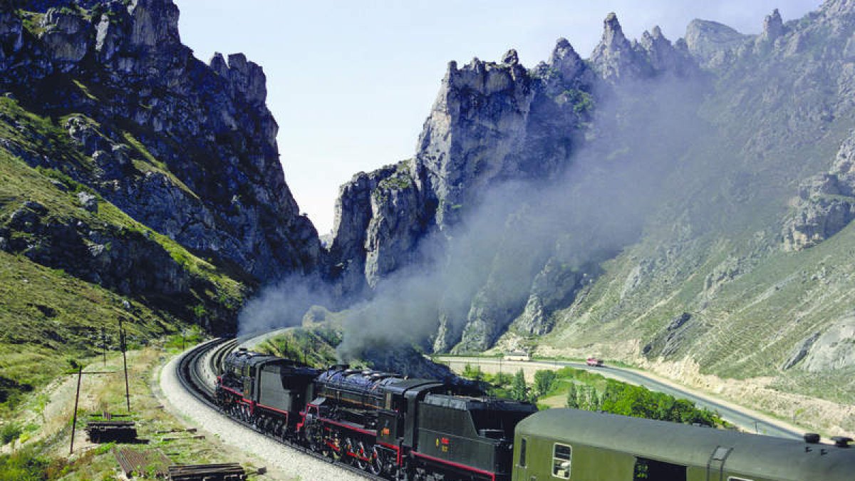 El furgón es un coche UIC-X de origen alemán que estaba equipado con una caldera para suministrar calefacción de vapor al tren.