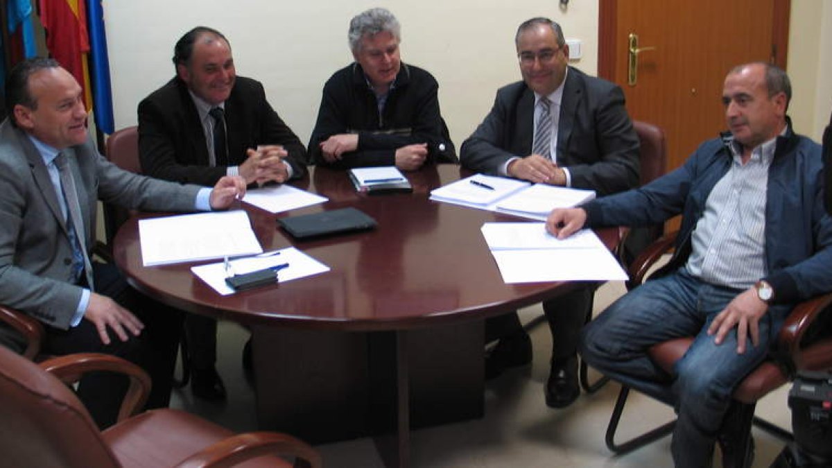 Los presidentes del Consejo y de la D.O., portavoces de Salvemos el Bierzo y Ricardo Fernández.