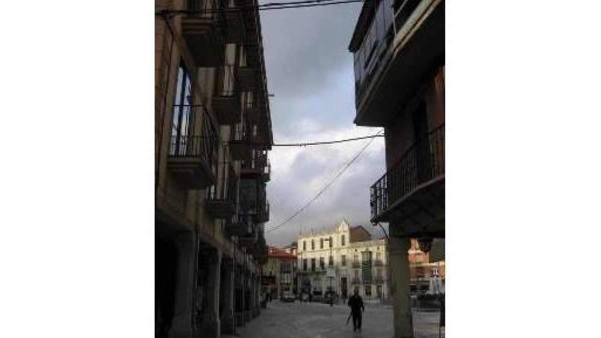Cables aéreos en el enlace de las plazas Santocildes y Mayor