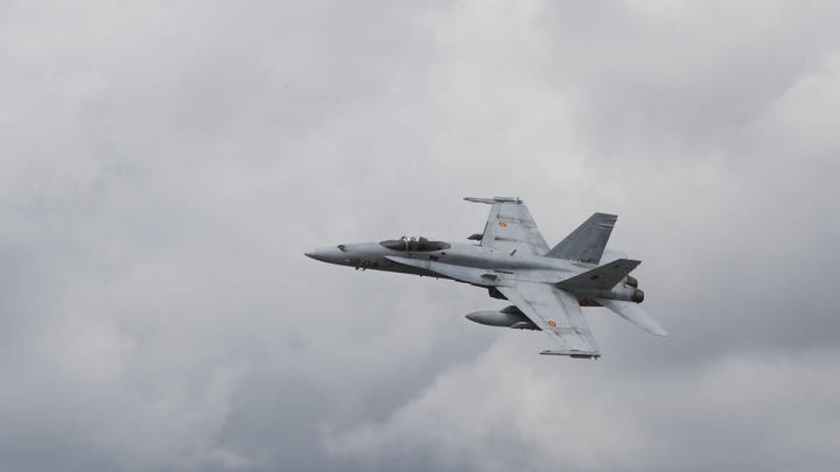 Los F-18 serán los encargados del espectáculo aéreo durante la entrega de despachos en la Academia Básica del Aire. JESUS F. SALVADORES