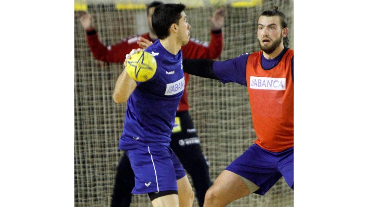 Mikel Aguirrezabalaga, junto a Leo Almeida, durante un entrenamiento del Abanca Ademar.