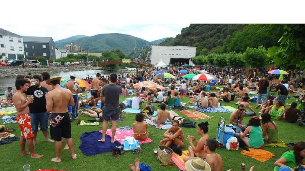 El festival del 2011 atrajo a miles de personas a la villa del Burbia.