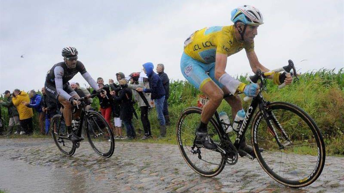 El ciclista italiano del Astana Vincenzo Nibali en acción delante del suizo del Trek Factory Racing, Fabian Cancellara, durante la quinta etapa del Tour de Francia.