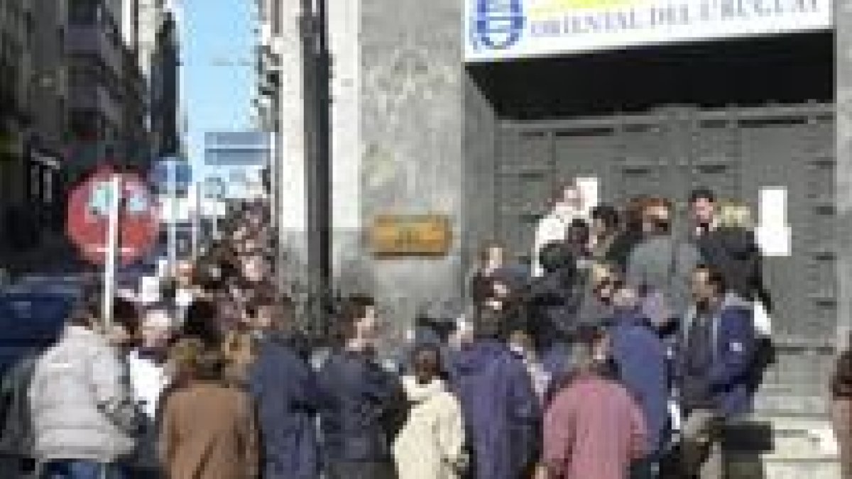 Ciudadanos uruguayos haciendo cola ayer frente a un banco en la ciudad de Montevideo