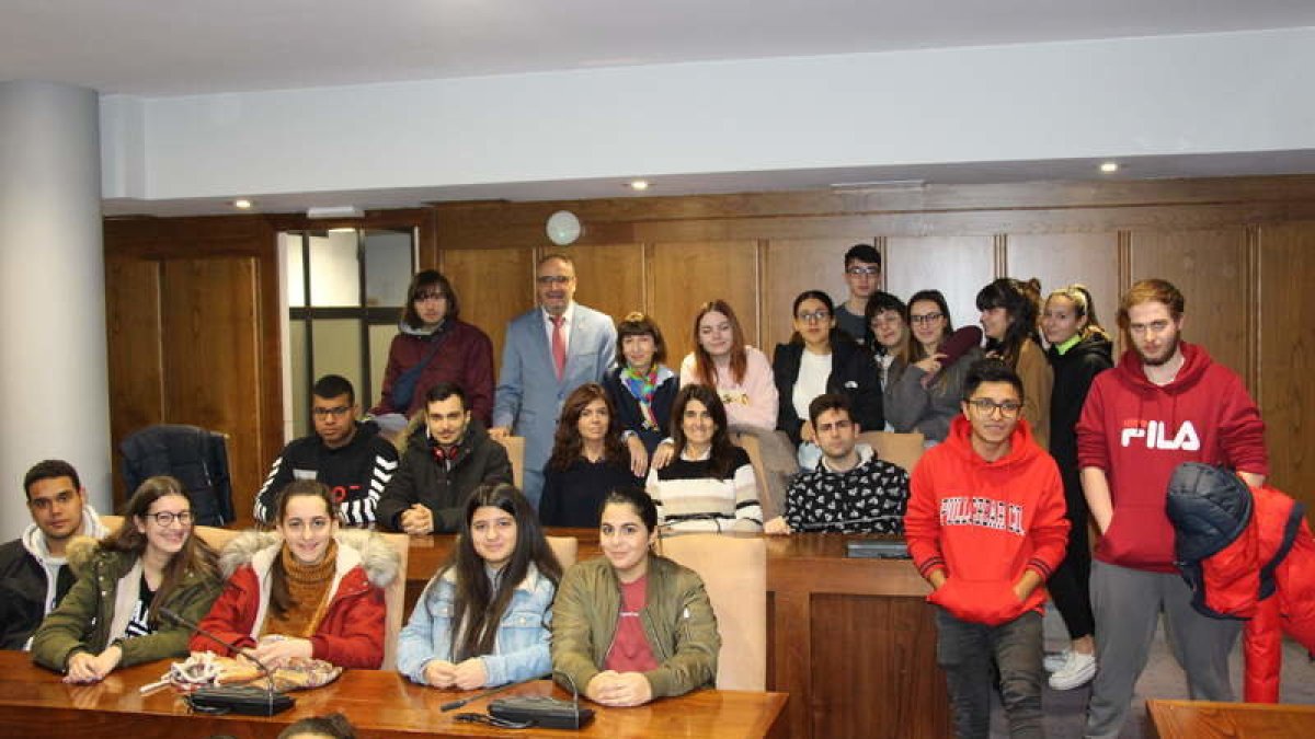 Varios de los alumnos durante la visita a las instalaciones del Ayuntamiento. DL