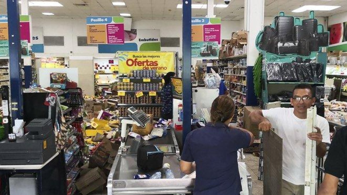 Daños al interior de una tienda por un terremoto en Panamá.