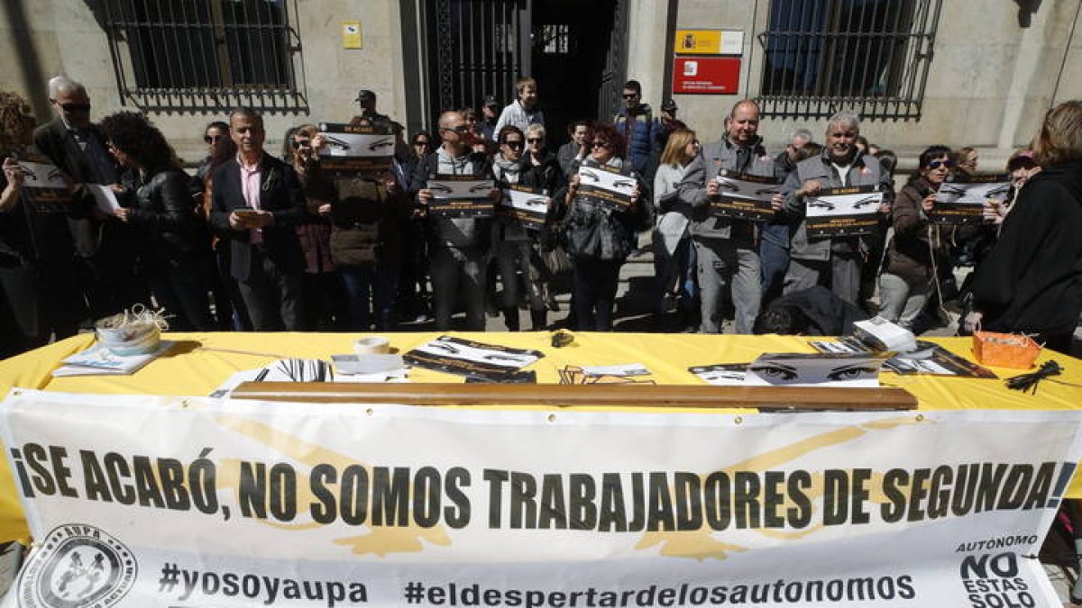 El colectivo de Aupa, manifestándose frente a la subdelegación del Gobierno en 2019. RAMIRO