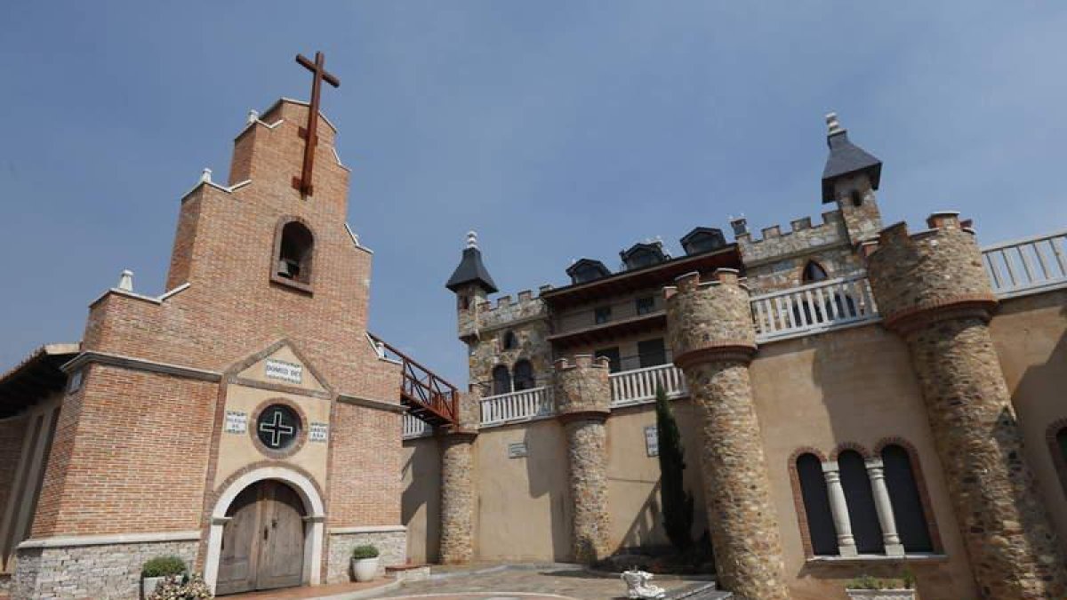 La iglesia del castillo acogió hace seis meses el funeral por el alma del empresario cepedano. JESÚS F. SALVADORES