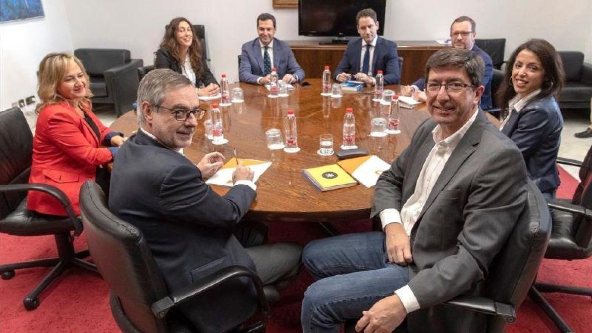 Los equipos negociadores de PP y Cs en Andalucía, este lunes por la tarde, en Sevilla.