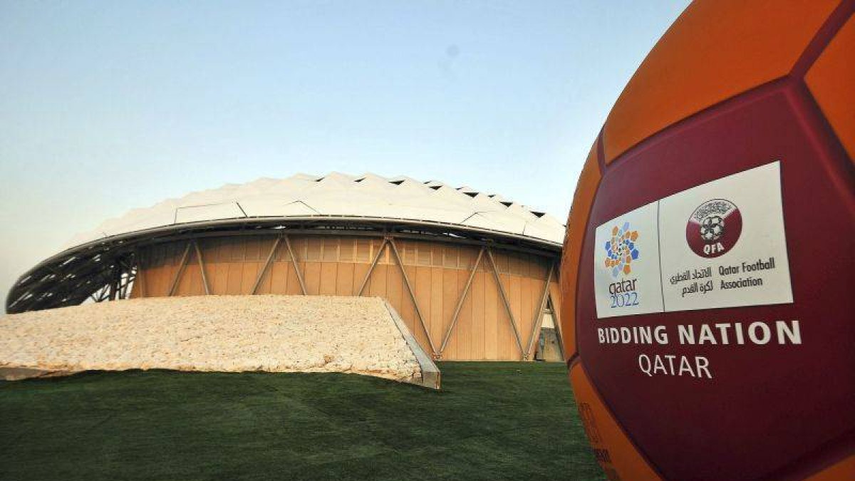 Foto de archivo del logo de la candidatura de Qatar para organizar la Copa del Mundo FIFA de 2020.