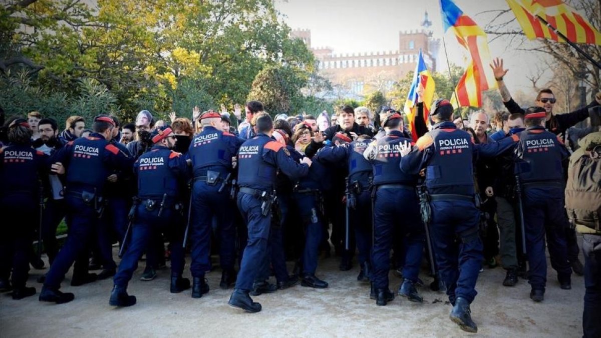 Los Mossos intentan impedir el paso de los manifestantes al parque de la Ciutadella, el pasado 30 de enero.
