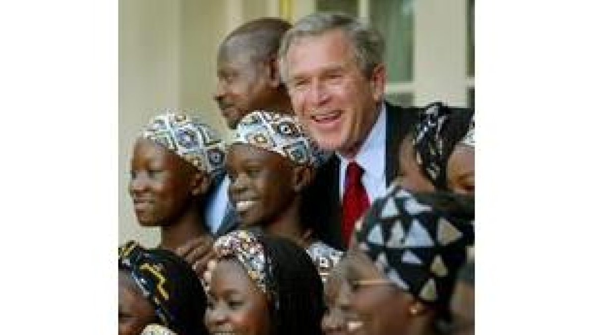 Bush se fotografía en la Casa Blanca con estudiantes de Uganda