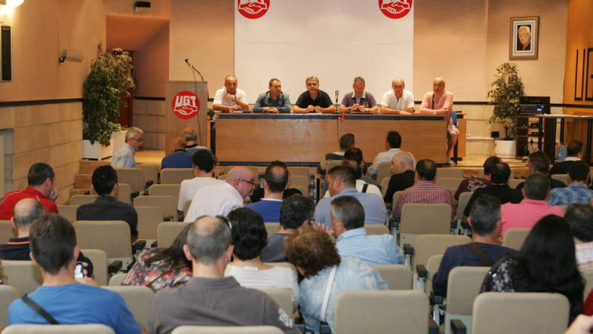 Trabajadores de Antibióticos en una reciente asamblea convocada en el sindicato UGT.