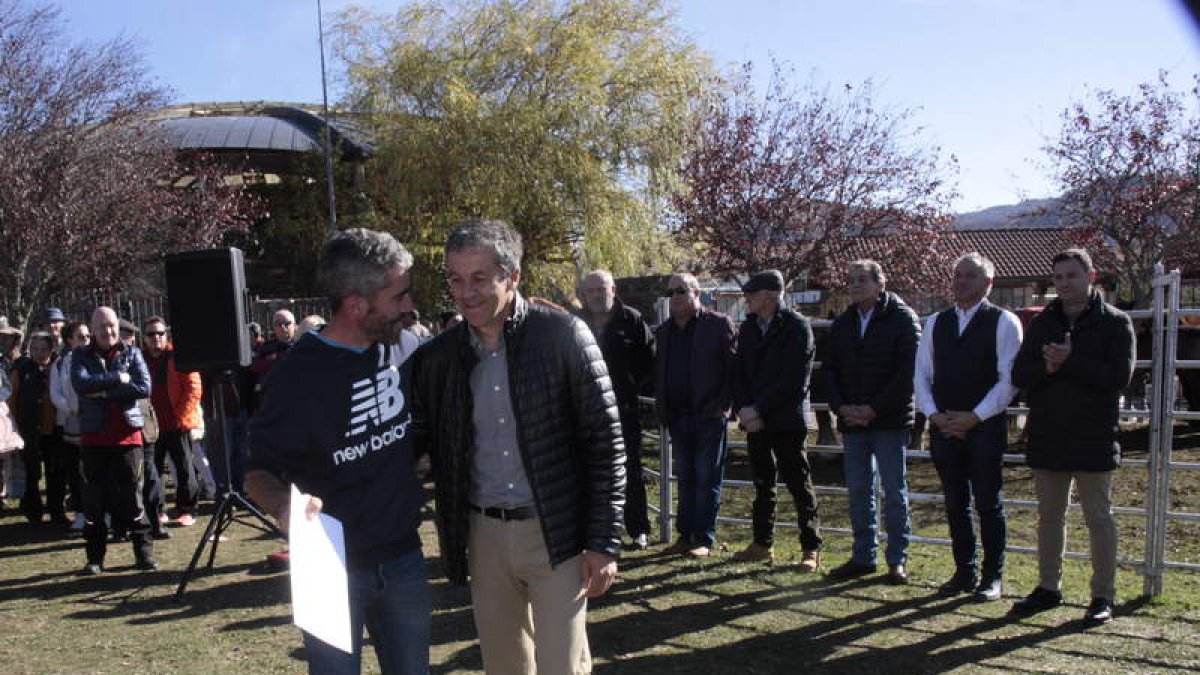Las autoridades locales y provinciales hicieron entrega de los premios a los ganaderos de la montaña de Riaño. CAMPOS