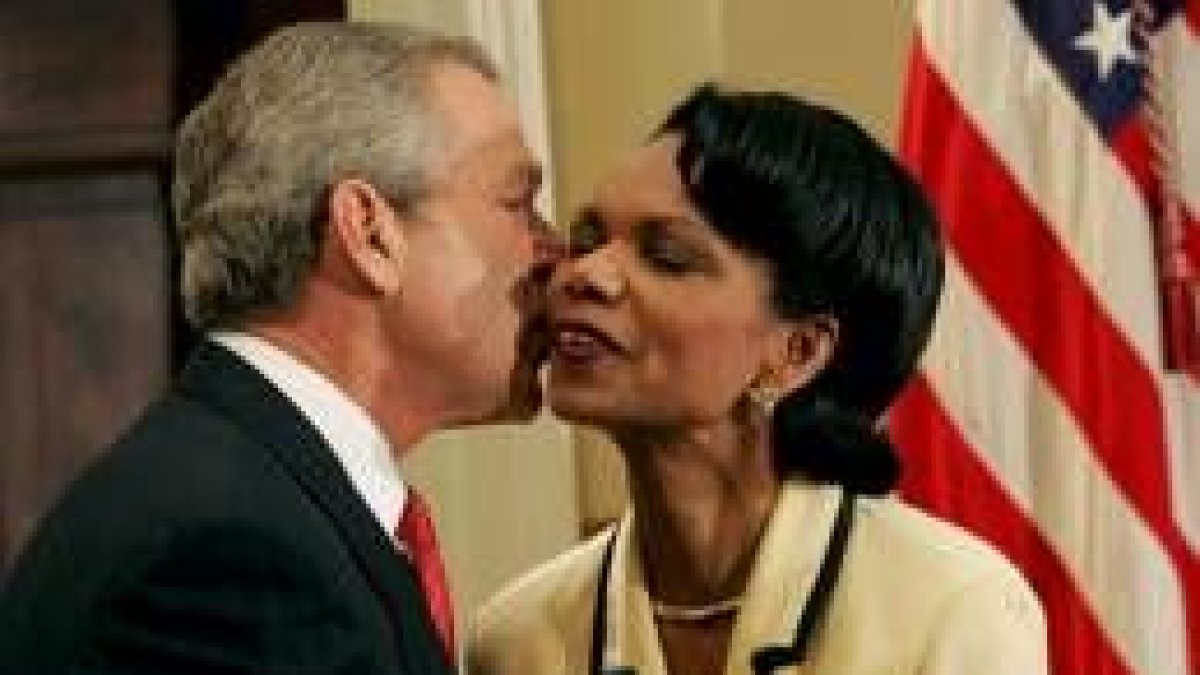 Bush besa a «Condi» tras anunciar su nombramiento al frente de la Secretaría de Estado