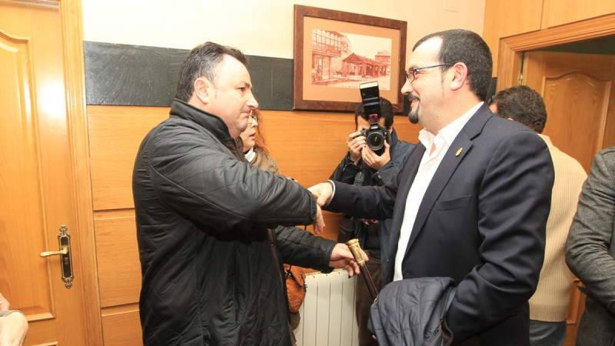 Eduardo Morán, secretario de la junta local del PSOE en Camponaraya, felicita a Rellán.