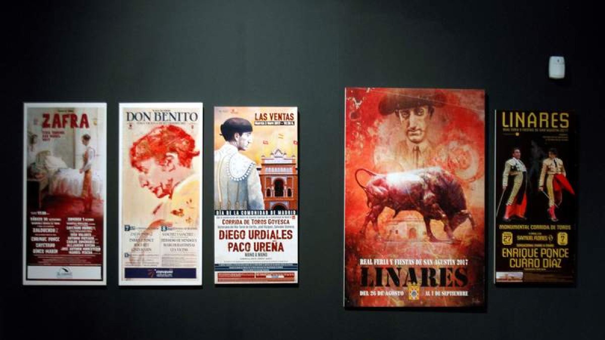 Detalle de algunos de los carteles que se exhiben en la exposición. SALAS