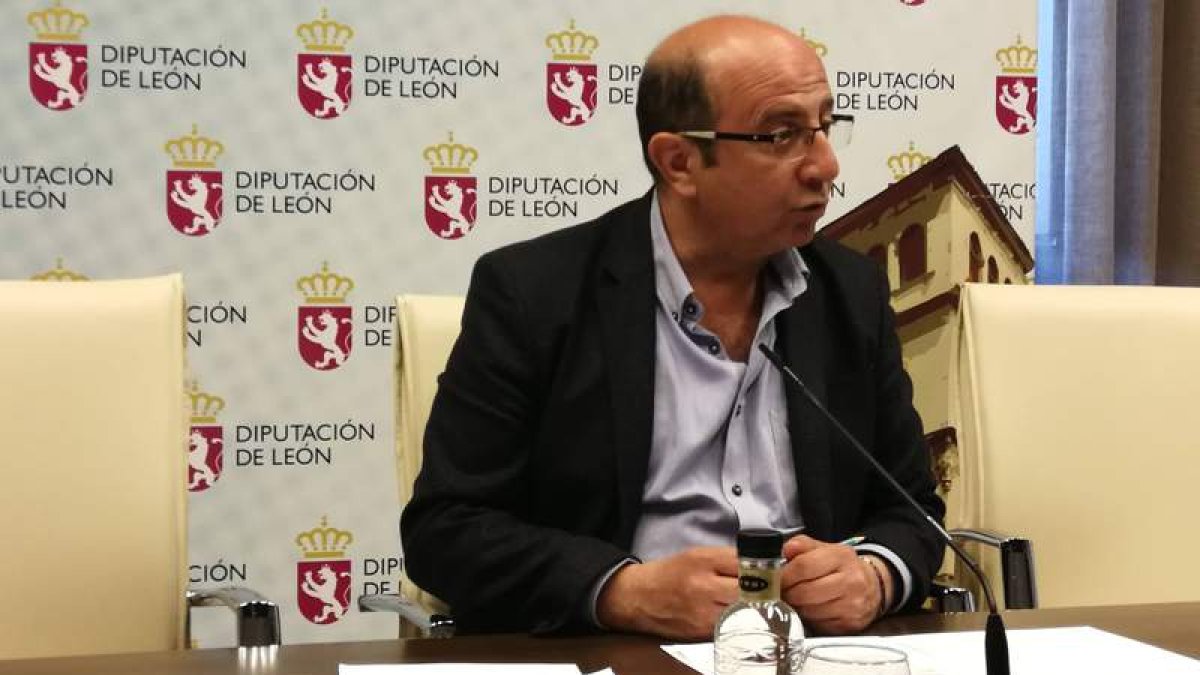 Francisco Castañón explicó ayer en la Diputación todos los detalles del proyecto. DL