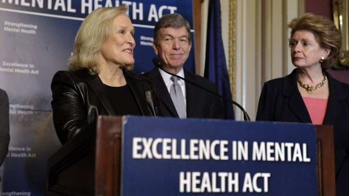 Glenn Close (derecha), en el Capitolio, junto los senadores Roy Blunt (centro) y Debbie Stabenow (izquierda).