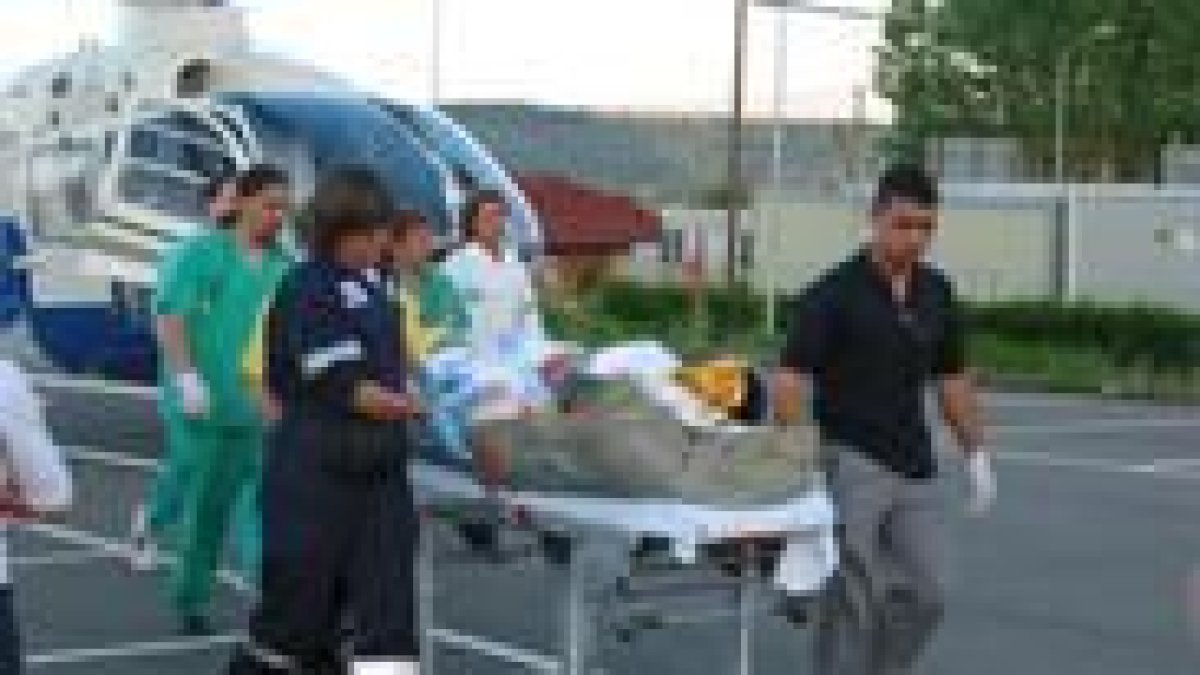 Llegada de uno los heridos al Hospital de León con el equipo del 112