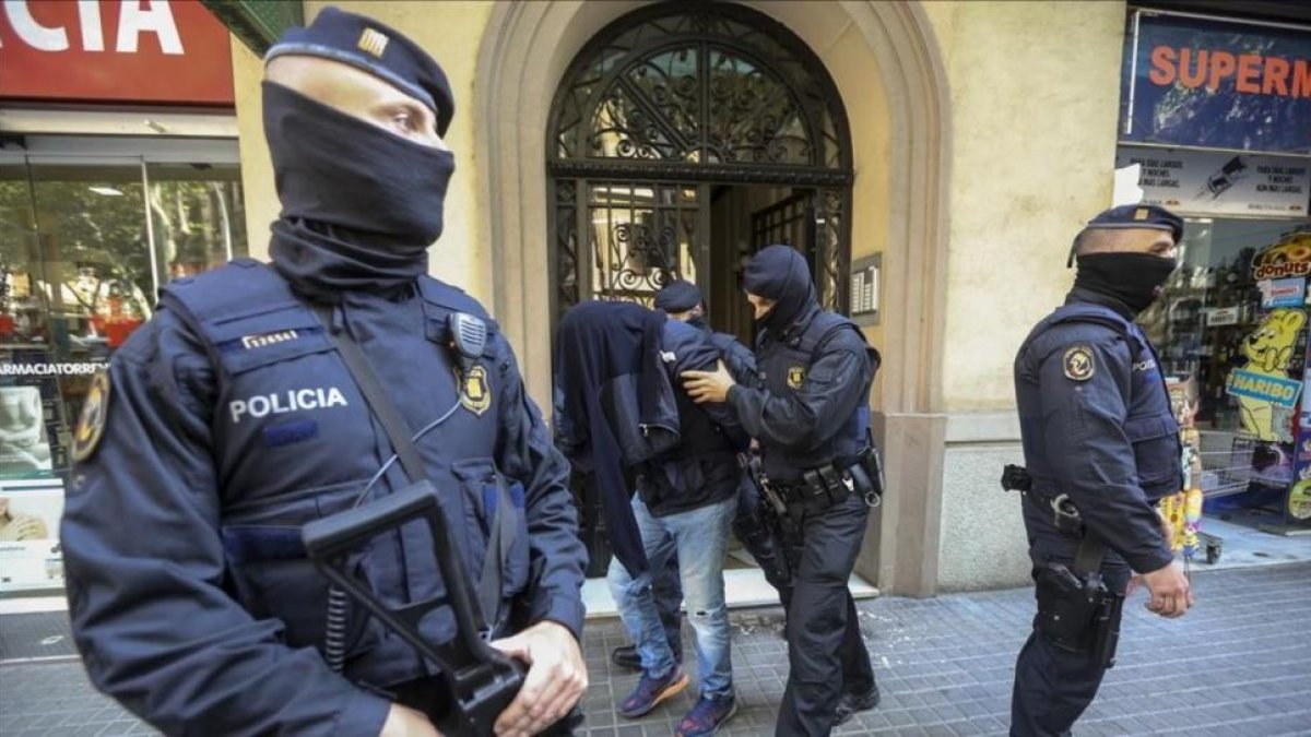 Imágenes de archivo de una operación policial contra el terrorismo yihadista en Barcelona.